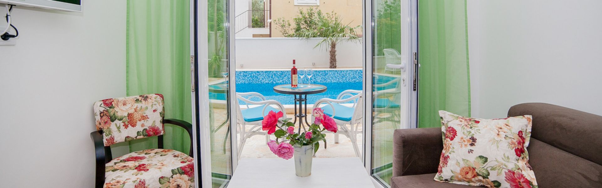 Jednosobni Apartman sa terasom i pogledom na bazen
