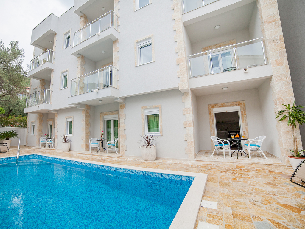 One Bedroom Apartment with Terrace and Pool View